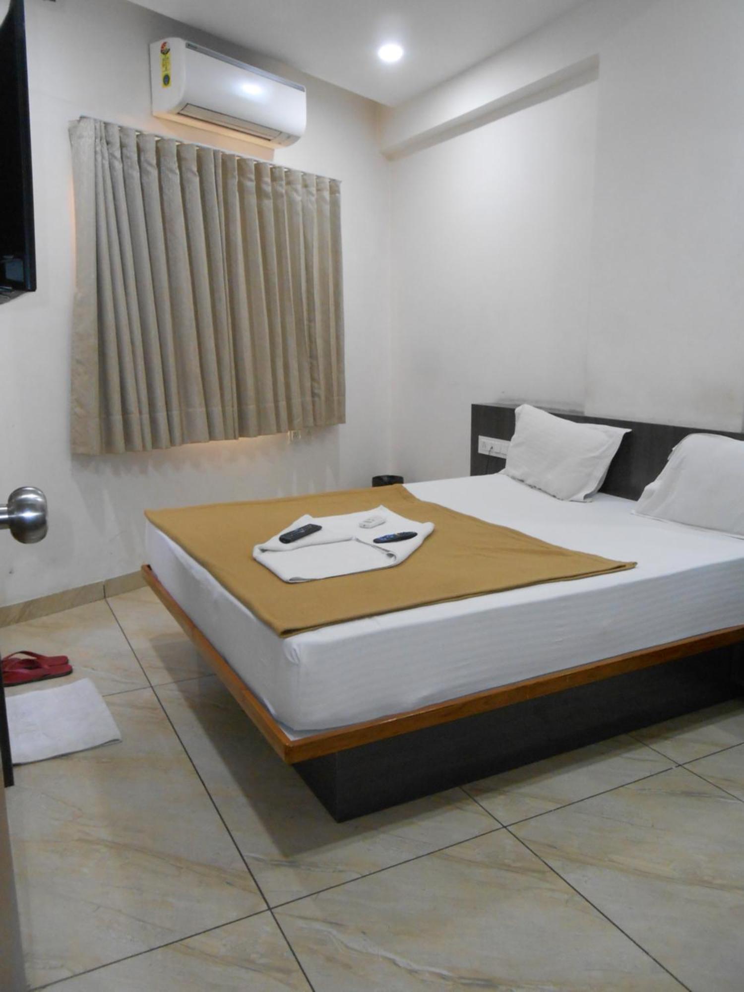 Hotel Crossview Palanpur Kültér fotó