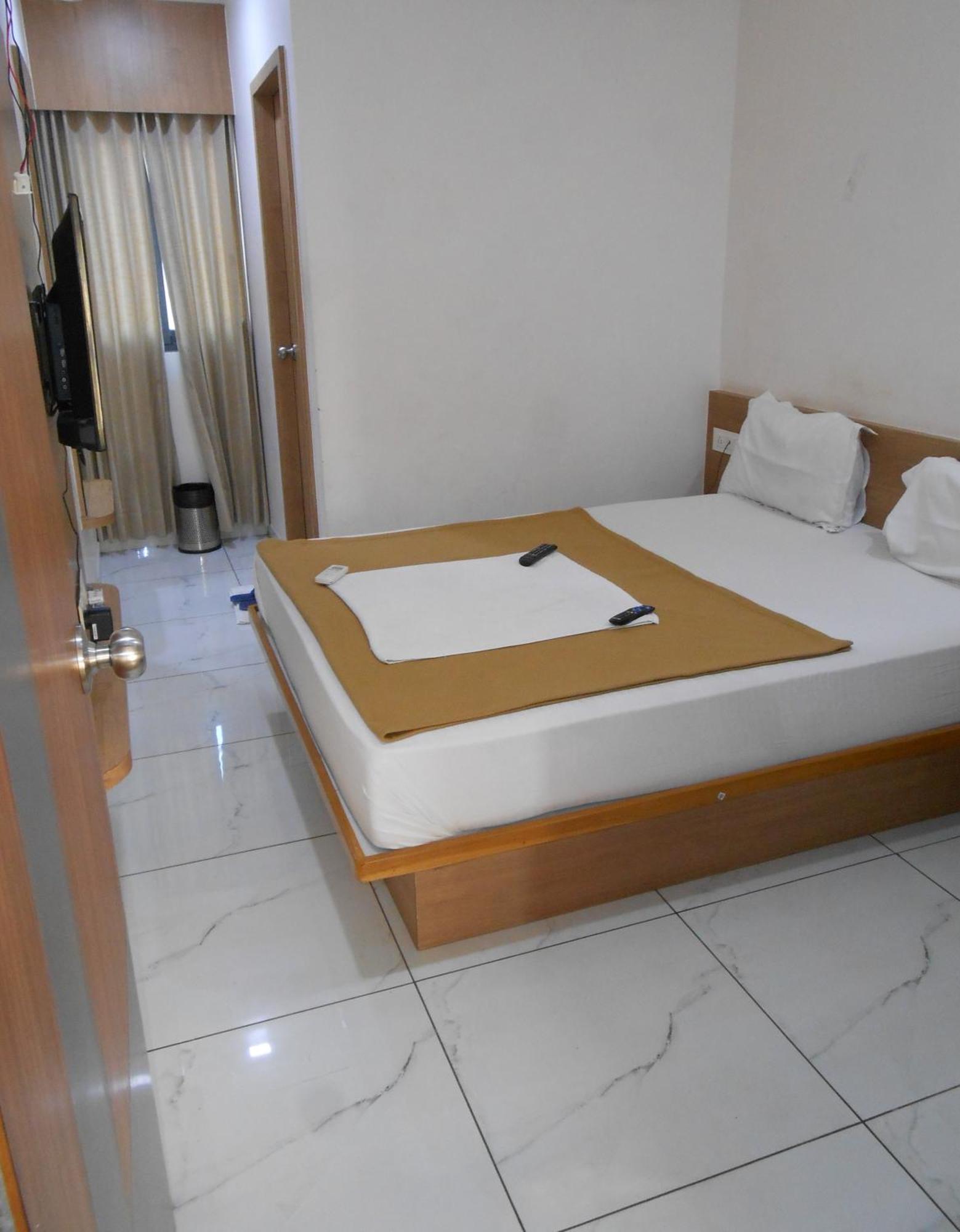 Hotel Crossview Palanpur Kültér fotó