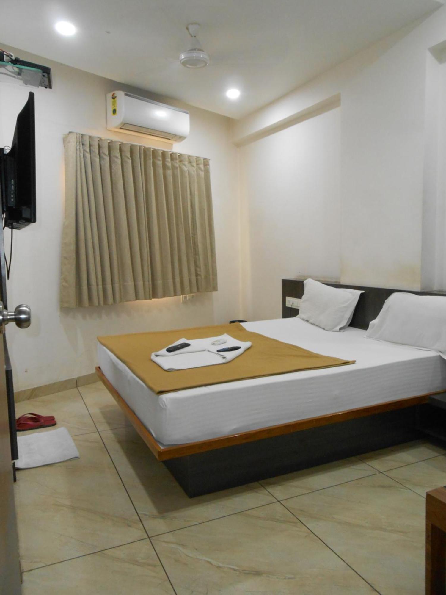 Hotel Crossview Palanpur Kültér fotó