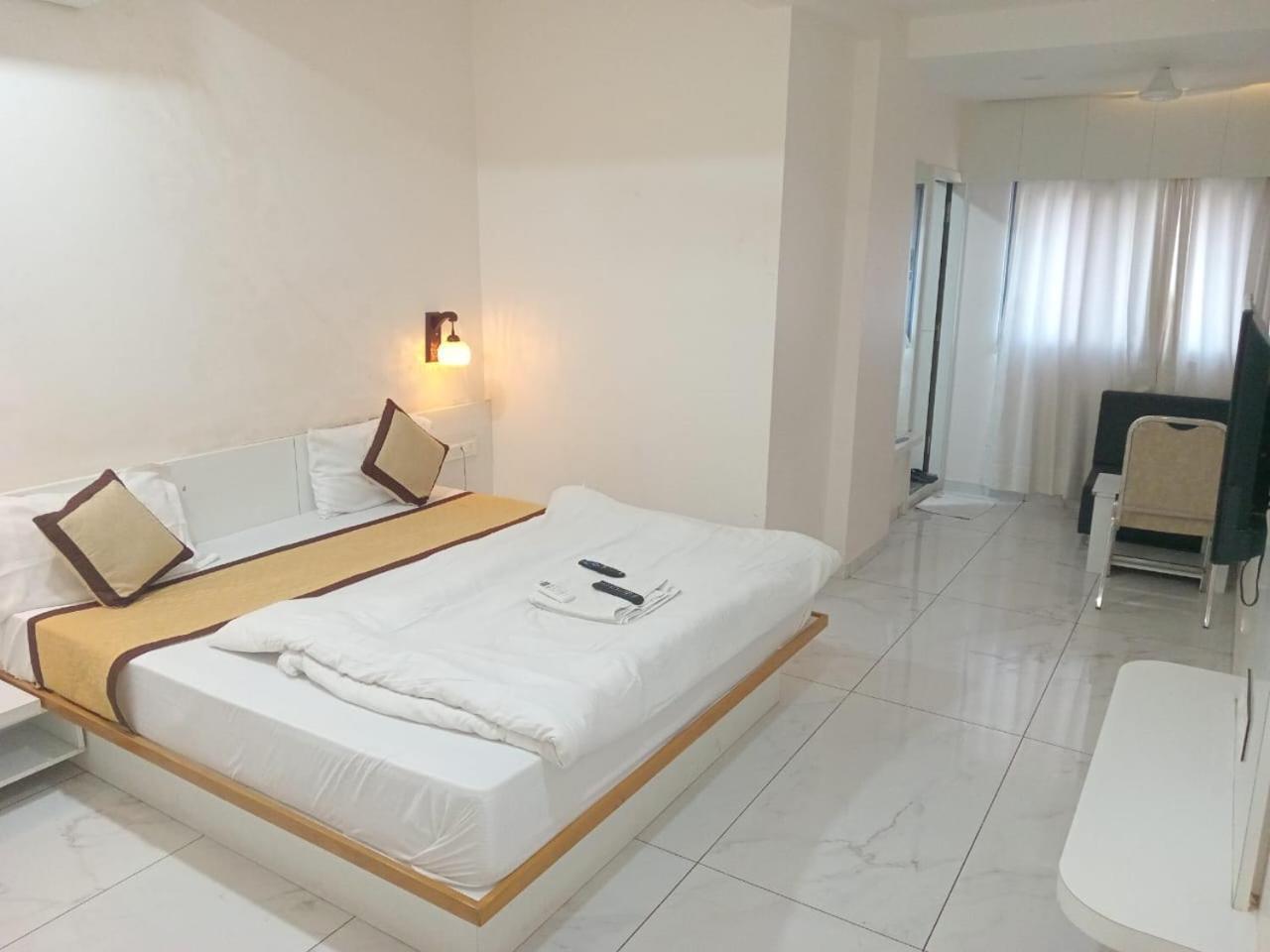 Hotel Crossview Palanpur Kültér fotó